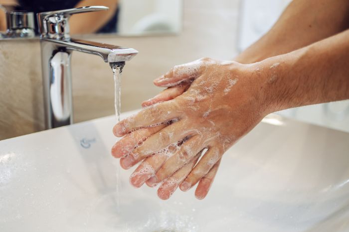 Tipps gegen Halsschmerzen-Hände waschen